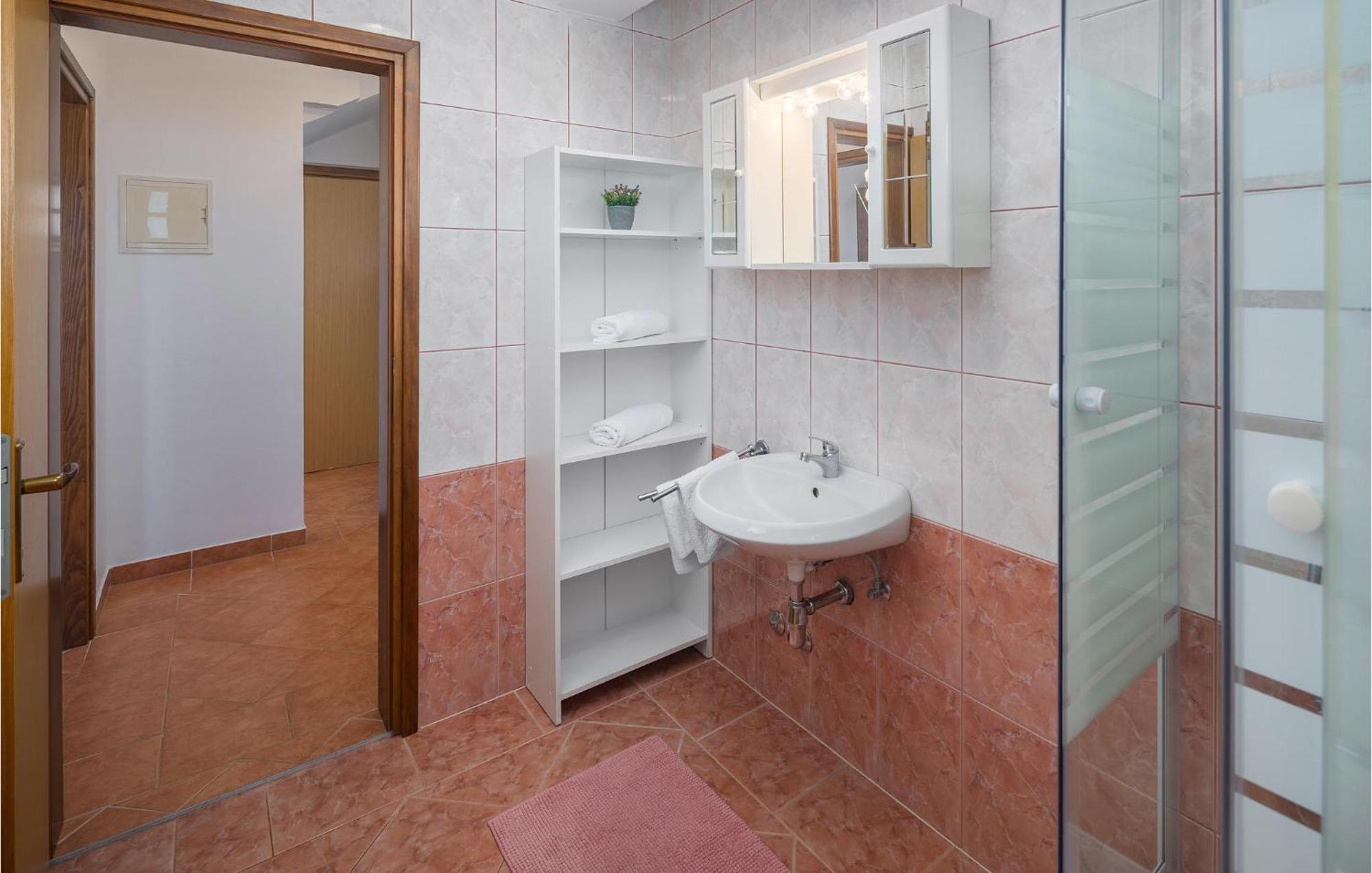 1 Bedroom Beautiful Apartment In Poreč Exterior foto